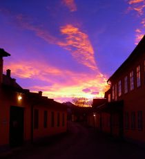 Sonnenuntergang hinter dem Sonnwendstein, aufgenommen vor dem Hauptbüro, einem der ältesten Gebäude.<br><small>Bild: Franz Burkhard’s Söhne GmbH, 2630 Ternitz</small>